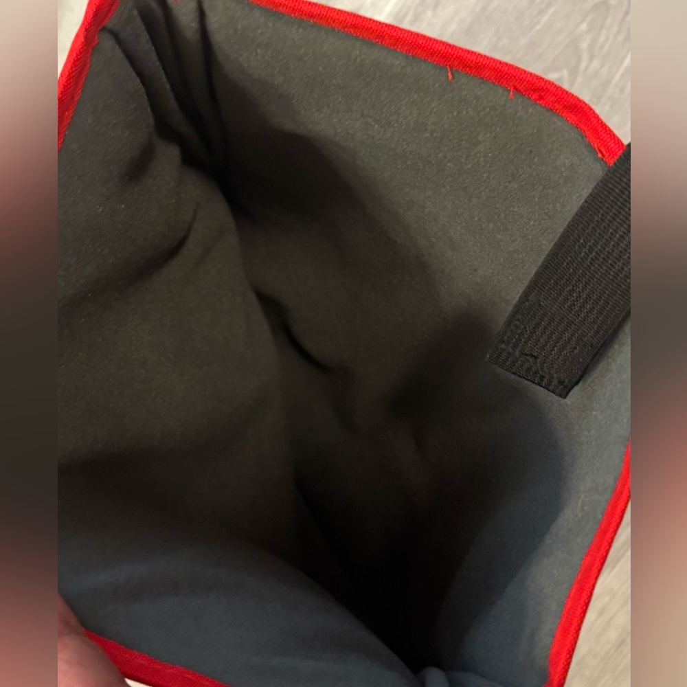 Jansport 15" LAPTOP SLEEVE - High Risk Red
Protective plush lined - Picture 6 of 6